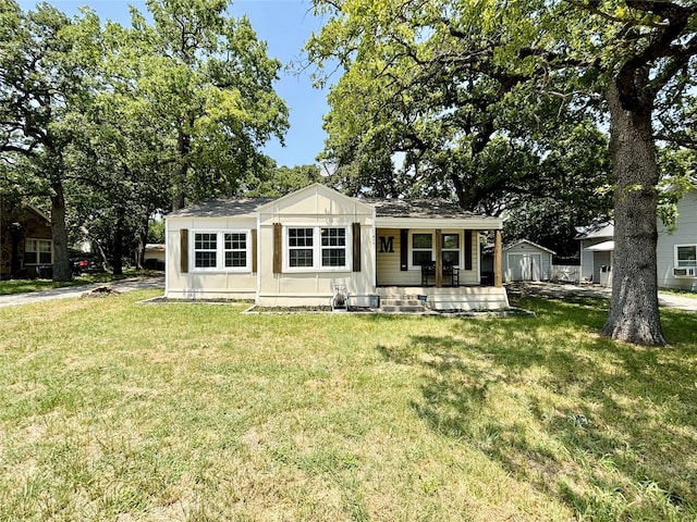 view of front of home featuring an outdoor structure and a front lawn