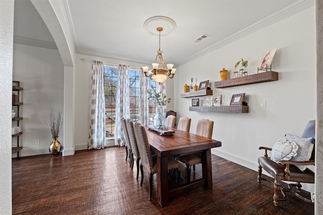 dining area with baseboards, visible vents, dark wood-style floors, an inviting chandelier, and crown molding