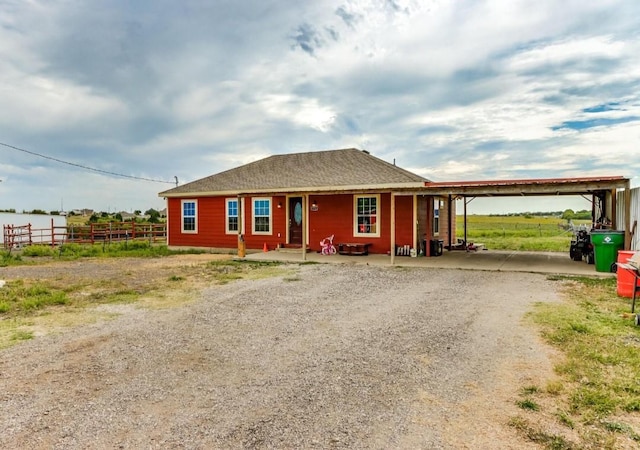 view of front of home featuring gravel driveway