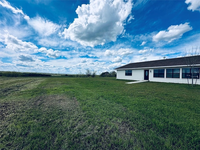 view of yard featuring a rural view