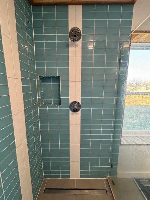 bathroom featuring tiled shower