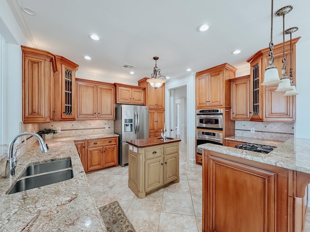 unfurnished room with visible vents, light carpet, a tray ceiling, and ornamental molding