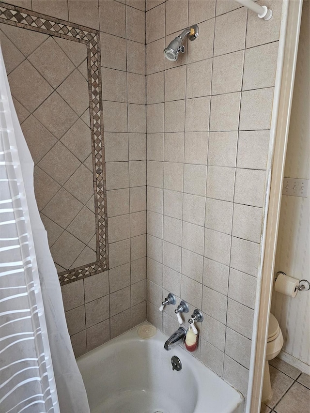 full bath featuring shower / bath combination with curtain and toilet