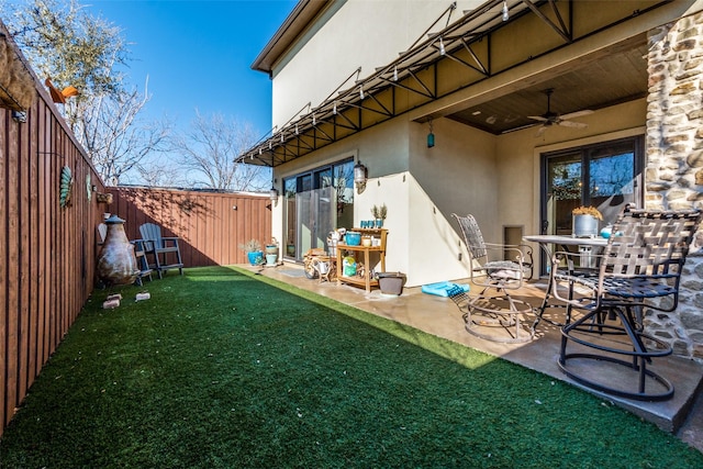 view of yard featuring a ceiling fan, a patio area, and a fenced backyard