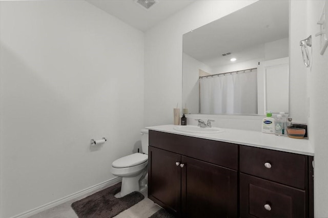 full bathroom featuring visible vents, toilet, vanity, a shower with curtain, and baseboards