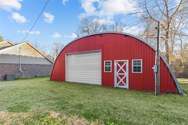 view of pole building featuring a yard