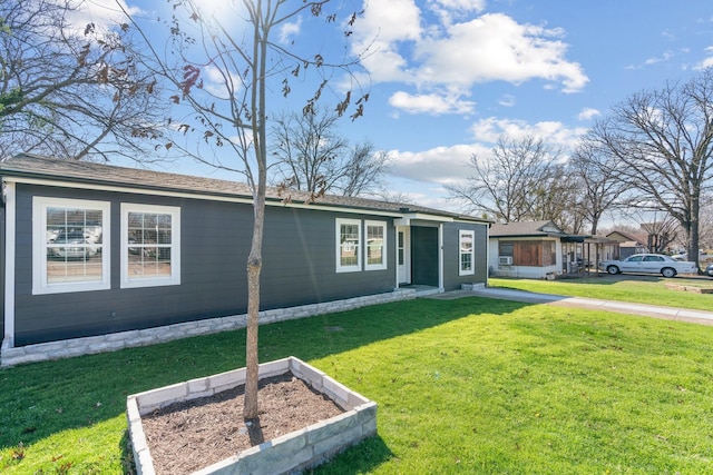 view of front of home featuring a front yard