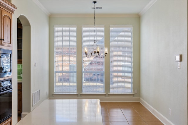 dining area featuring ornamental molding, visible vents, and a notable chandelier