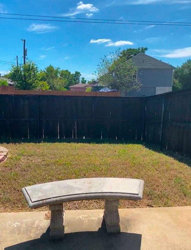 view of yard featuring a fenced backyard