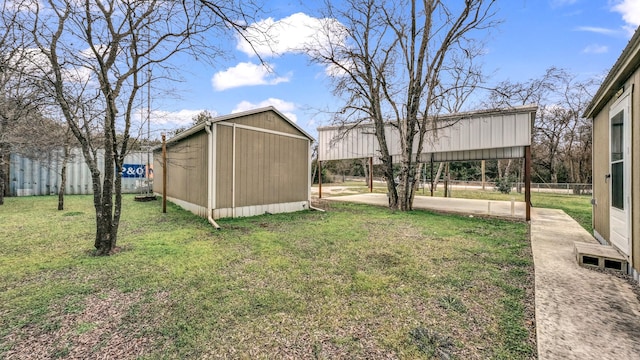 view of yard featuring fence and an outbuilding