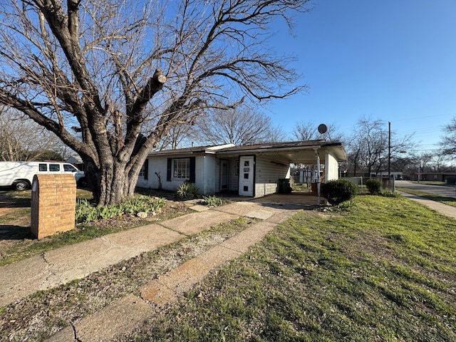 view of front of home with a carport and a front yard