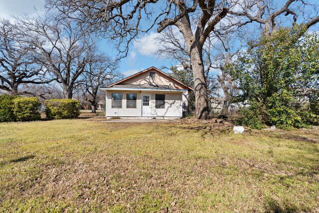 bungalow featuring a front yard