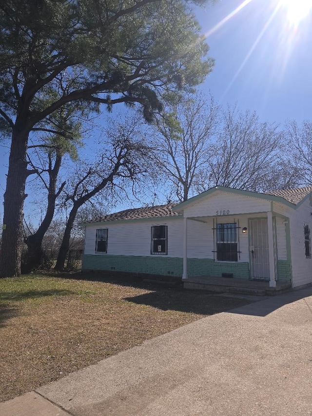 view of front facade with a front lawn