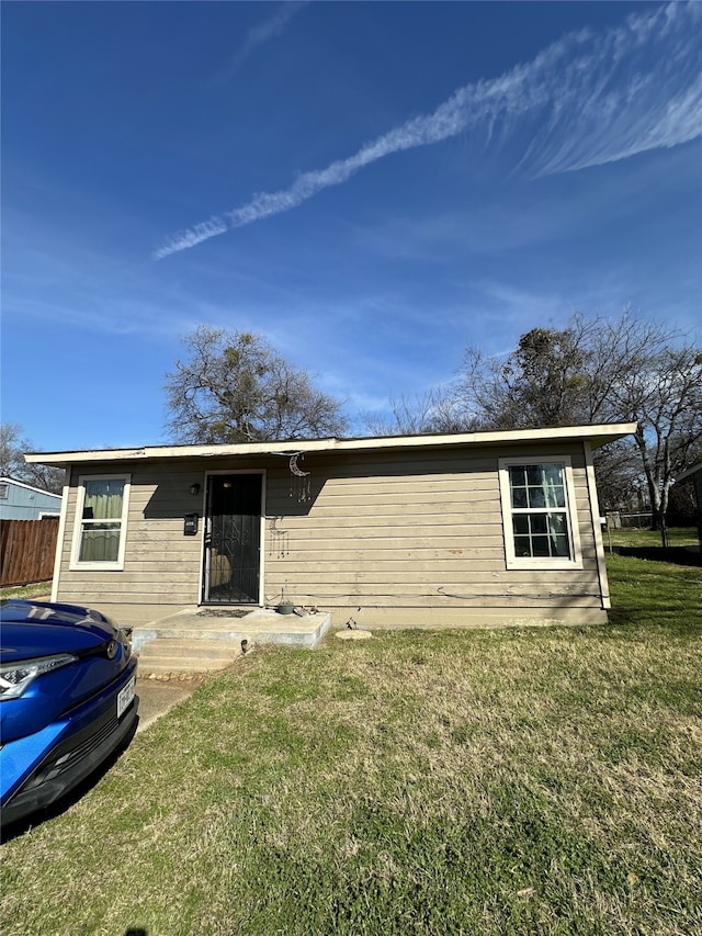 view of front of property featuring a front lawn