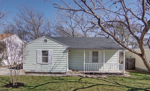 view of front facade featuring a porch, a front yard, and a shingled roof