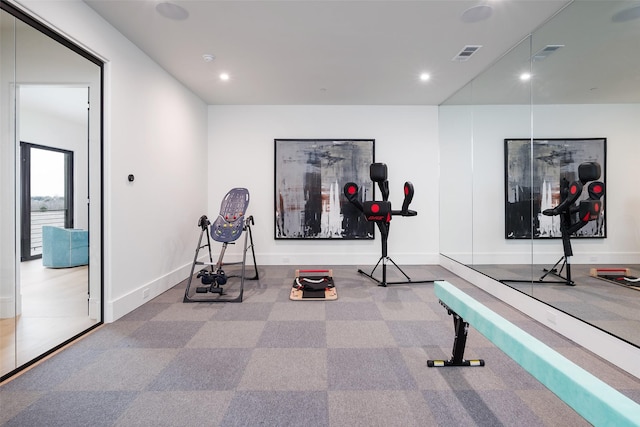 workout room featuring recessed lighting, visible vents, and baseboards