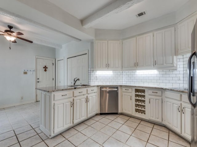 kitchen featuring visible vents, appliances with stainless steel finishes, white cabinets, a sink, and a peninsula