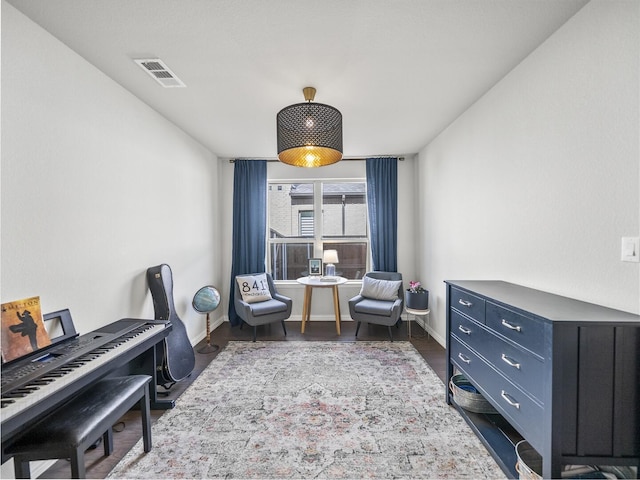 living area featuring visible vents and baseboards