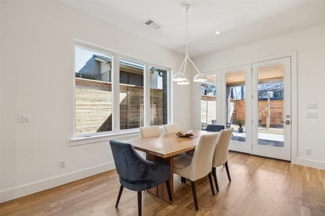 dining room featuring light wood-style floors, recessed lighting, visible vents, and baseboards