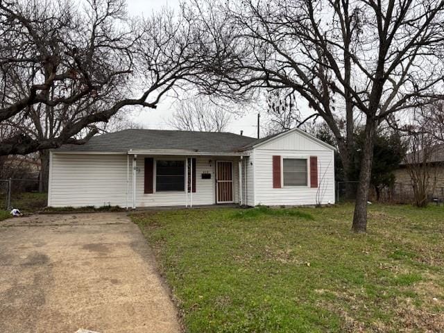 view of front facade featuring a front lawn and fence