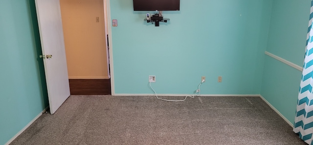 unfurnished bedroom featuring carpet and baseboards