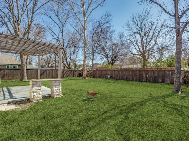 view of yard featuring a fenced backyard and a pergola