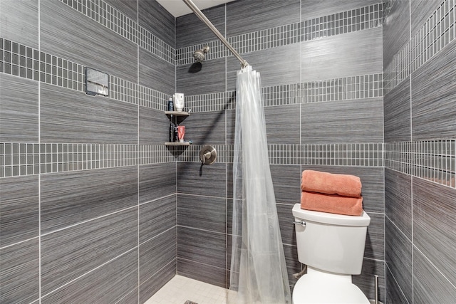 bathroom featuring toilet and a stall shower