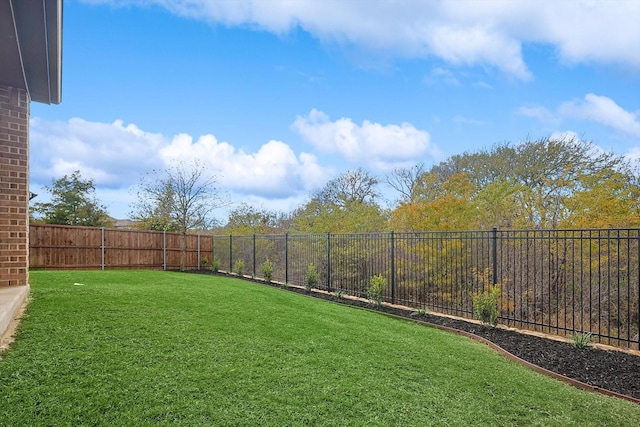 view of yard featuring a fenced backyard