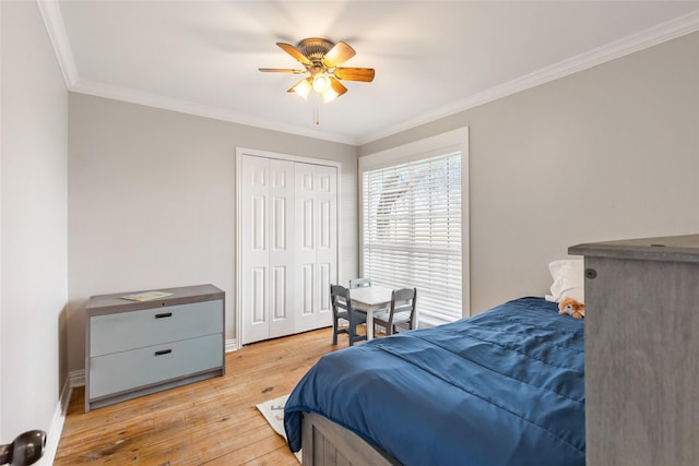 bedroom featuring light wood-style floors, ceiling fan, baseboards, and crown molding