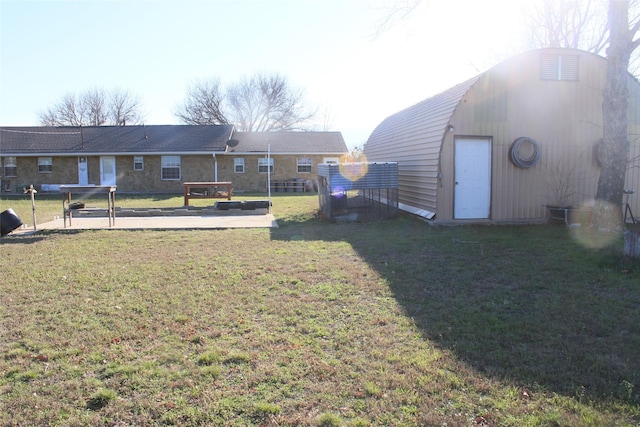 view of yard featuring an outdoor structure