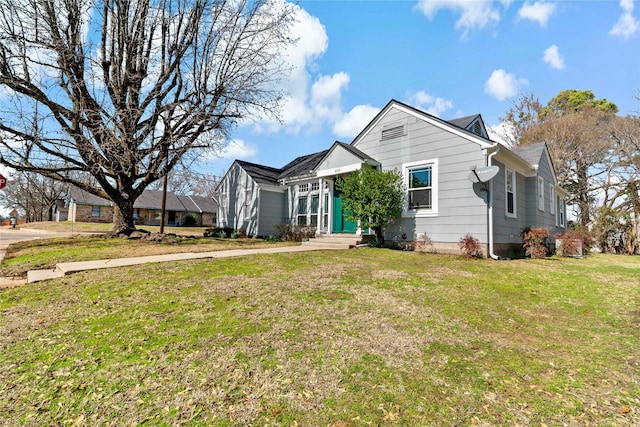 view of front of house featuring a front lawn