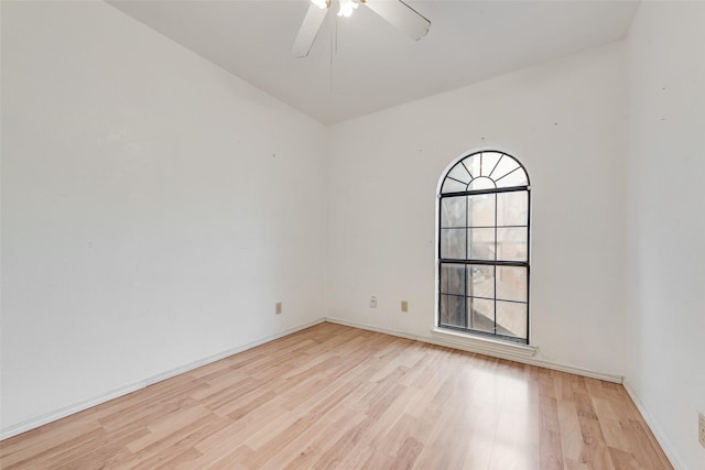 unfurnished room featuring light wood-style flooring, baseboards, and ceiling fan