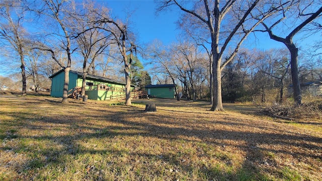 view of yard with an outdoor structure