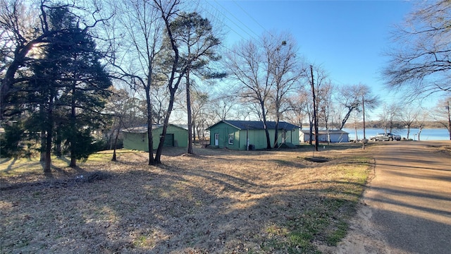 view of yard featuring a water view