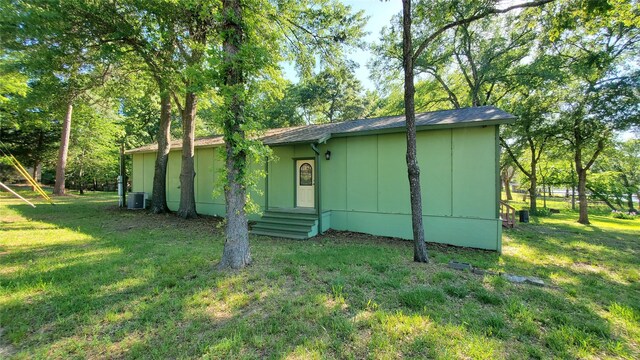 single story home with a front yard