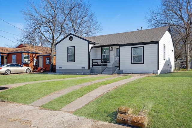 view of front of home featuring crawl space, a shingled roof, and a front yard