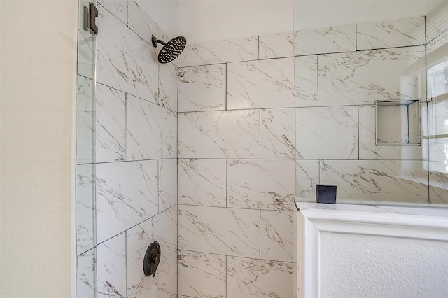 room details featuring tiled shower