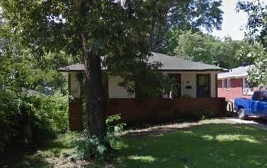 view of front facade featuring a front yard