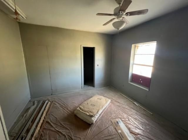 unfurnished bedroom featuring a ceiling fan