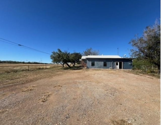 view of yard featuring a rural view