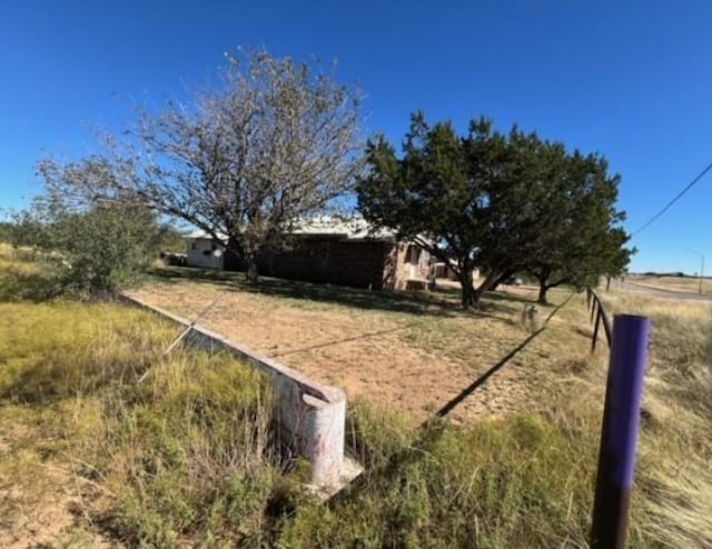 view of yard featuring a rural view