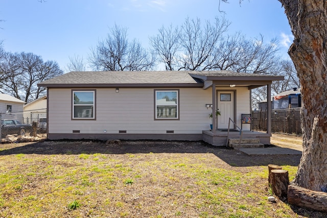 view of front of property featuring crawl space, fence, and a front lawn