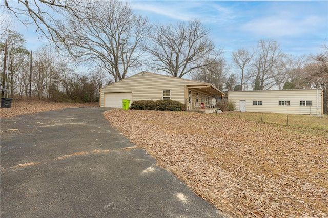 view of front facade featuring an outbuilding