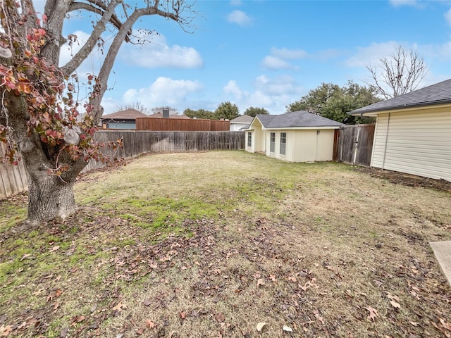 view of yard featuring a fenced backyard