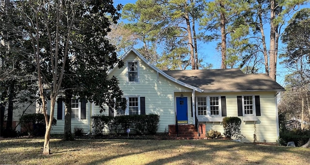 view of front of property with a front yard