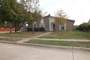 view of front facade featuring a front yard