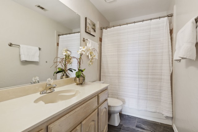 full bath featuring toilet, visible vents, shower / tub combo with curtain, and vanity