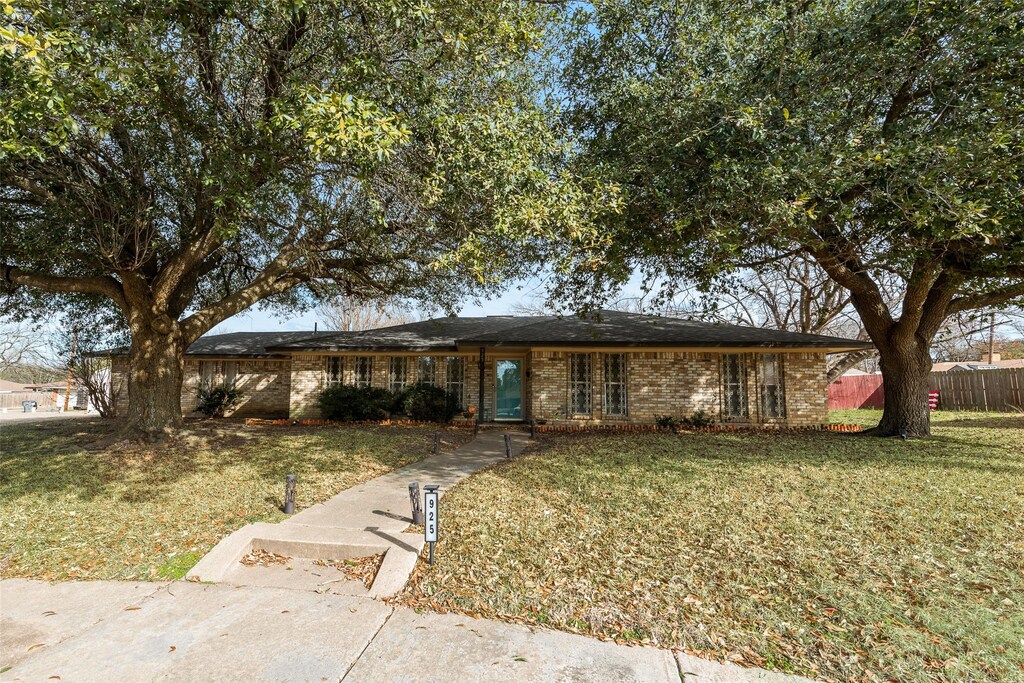 925 Briarcove Pl, Lancaster, TX 75146 - single story home featuring fence, a front lawn, and brick siding