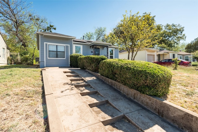 single story home with a front yard