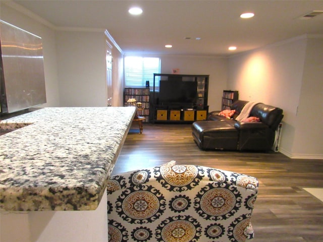 living area with dark wood-style flooring, recessed lighting, visible vents, ornamental molding, and baseboards